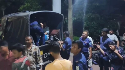 এ ঘটনায় আটক সাতজনকে রবিবার ওই মামলায় গ্রেফতার দেখিয়ে আদালতের মাধ্যমে কারাগারে পাঠানো হয়েছে