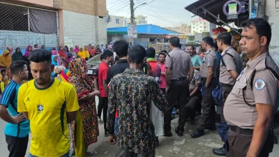 মহাসড়ক অবরোধ করে শ্রমিকদের বিক্ষোভ