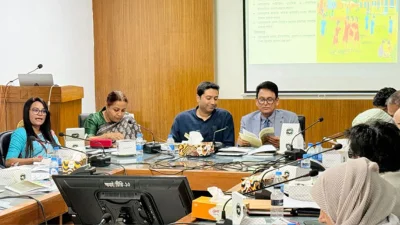 সভায় শিক্ষামন্ত্রী ড. আ ন ম এহছানুল হক মিলনের সঙ্গে অন্যরা (ছবি: সংগৃহীত)