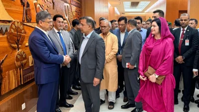 প্রধানমন্ত্রীকে বিমানবন্দরে বিদায় জানান সরকারের মন্ত্রী ও বিএনপির শীর্ষ নেতারা