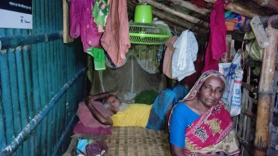 সাতক্ষীরার আশাশুনি উপজেলার প্রতাপনগর ইউনিয়নের হাওলাদার বাড়ির জলোচ্ছ্বাসের ফলে সৃষ্ট খালপাড়ের ছোট এক খুপরি ঘরের সামনে চুপচাপ বসে থাকেন সত্তরোর্ধ্ব শাহজাহান ও তার ষাটোর্ধ্ব স্ত্রী রাবেয়া বেগম