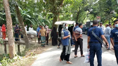 ঘর থেকে লাশ উদ্ধার করেছে পুলিশ