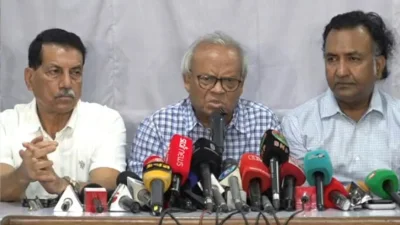 নয়াপল্টনে বিএনপির কেন্দ্রীয় কার্যালয়ে যৌথসভা শেষে গণমাধ্যমের সঙ্গে কথা বলছেন বিএনপির ভারপ্রাপ্ত মহাসচিব রুহুল কবির রিজভী