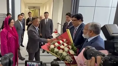 নারিতা বিমানবন্দরে প্রধানমন্ত্রীকে স্বাগত জানান জাপানের পররাষ্ট্র প্রতিমন্ত্রী নাকাসোনে ইয়াসুতাকা