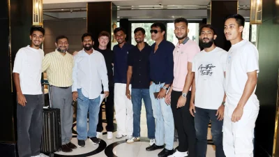খেলোয়াড়দের সঙ্গে আমের খান ও আমিরুল ইসলাম বাবু।