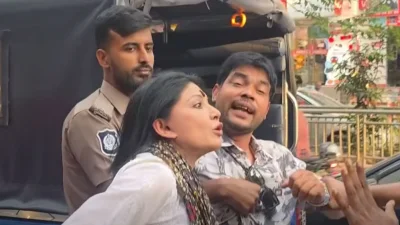 বাংলাদেশ ছাত্র ইউনিয়নের সাবেক সভাপতি দীপক শীলকে আটকের সময় (ছবি: সামাজিক মাধ্যমে ছড়িয়ে পড়া ভিডিও থেকে নেওয়া)