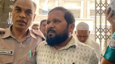 জামায়াতে ইসলামীর সংসদ সদস্য (এমপি) আব্দুল গফুরের জামাতা মিজানুর রহমানকে আদালতে নেওয়া হচ্ছে