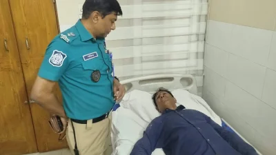 হাসপাতালে সাংবাদিক মহিউদ্দিন রিপনের শারীরিক অবস্থার খোঁজ নিতে আসেন পুলিশ কর্মকর্তা