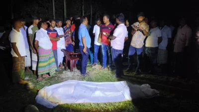 মরদেহের পাশে স্থানীয় বাসিন্দারা