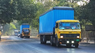 সেনাবাহিনীর বিশেষ নিরাপত্তায় জ্বালানি বহনকারী গাড়িগুলো প্রকল্প এলাকায় প্রবেশ করে