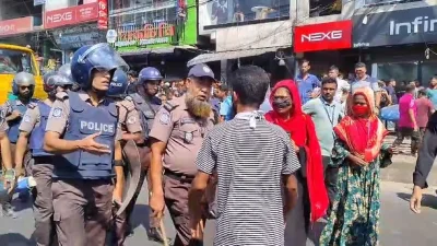 প্রশাসনের সঙ্গে পোশাকশ্রমিকদের আলোচনা