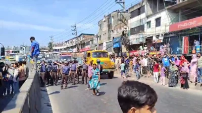 মহাসড়ক অবরোধ করে শ্রমিকদের বিক্ষোভ