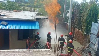 আগুন নিয়ন্ত্রণে কাজ করছে ফায়ার সার্ভিসের কর্মীরা। ছবি: সংগৃহীত