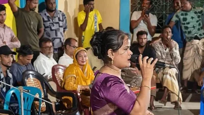 দিরাই উপজেলার হাতিয়া গ্রামে যুক্তরাজ্যপ্রবাসী শওকত আলীর বাড়ির উঠানে গানের আসরে বাউল গান গাইছেন এক এক শিল্পী