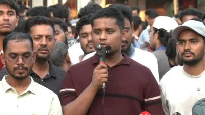 গণসংযোগকালে বক্তব্য দিচ্ছেন হাসনাত আব্দুল্লাহ
