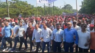 জিয়া উদ্যানে নেতাকর্মীদের ঢল