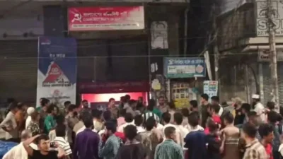 সোমবার (২৬ অক্টোবর) রাতে পল্টনের মুক্তি ভবনে হামলা চালায় কতিপয় যুবক