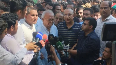 সাংবাদিকদের সঙ্গে আলাপকালে  অ্যাডভোকেট রুহুল কবির রিজভী