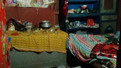 বাড়িতে হামলা ও ভাঙচুর