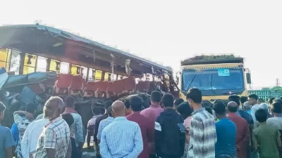 ঘটনাস্থলে দুর্ঘটনাকবলিত বাস-ডাম্প ট্রাক