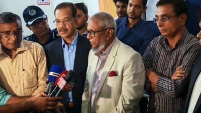 গাজীপুরে মতবিনিময় সভা শেষে সাংবাদিকদের সঙ্গে কথা বলেন শ্রম ও কর্মসংস্থান মন্ত্রী আরিফুল হক চৌধুরী