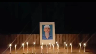 জামায়াতে ইসলামীর নেতা দেলাওয়ার হোসাইন সাঈদীর বিরুদ্ধে সাক্ষ্য দেওয়া বীর মুক্তিযোদ্ধা মানিক পশারীর প্রতি শ্রদ্ধা জানিয়ে জাহাঙ্গীরনগর বিশ্ববিদ্যালয়ে মোমবাতি প্রজ্বালন করেছেন একদল শিক্ষার্থী