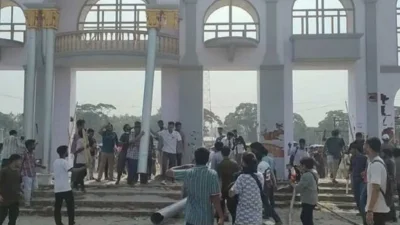 এশিয়া আন্তর্জাতিক মেলার জন্য নির্মিত একটি গেট ও স্টল ভাঙচুর (সংগৃহীত ছবি)