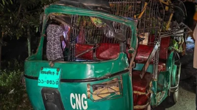দুর্ঘটনাকবলিত সিএনজিচালিত অটোরিকশা।