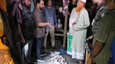 মাদ্রাসাশিক্ষক মোহাম্মদ আব্দুল্লাহকে ডেকে জিজ্ঞাসাবাদ করেন ভ্রাম্যমাণ আদালত।