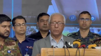 সাংবাদিকদের ব্রিফ করেন ইসির সিনিয়র সচিব আখতার আহমেদ