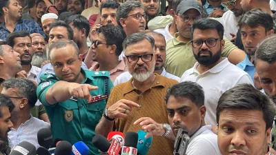 মিরপুর ১ নম্বর এলাকার ফুটপাত উচ্ছেদ অভিযানে ঢাকা উত্তর সিটি করপোরেশনের (ডিএনসিসি) প্রশাসক মো. শফিকুল ইসলাম খান মিল্টন (ছবি: বাংলা ট্রিবিউন)
