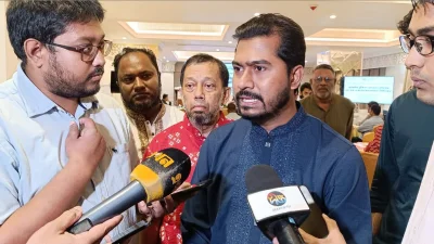 উইটনেস ফাউন্ডেশন আয়োজিত অভিবাসন সংলাপ শেষে সাংবাদিকদের প্রশ্নের জবাব দেন প্রবাসী কল্যাণ ও বৈদেশিক কর্মসংস্থান প্রতিমন্ত্রী নুরুল হক