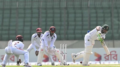 ক্রিজে রয়েছেন নাজমুল হোসেন শান্ত।