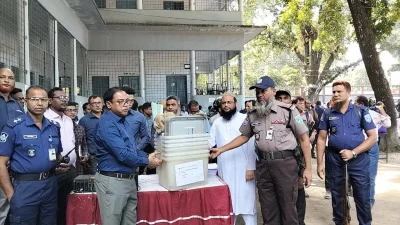 কেন্দ্রের দায়িত্বপ্রাপ্ত প্রিসাইডিং অফিসার ও পুলিশ সদস্যের হাতে নির্বাচনি সরঞ্জাম তুলে দেন রিটার্নিং কর্মকর্তা কামরুল ইসলাম