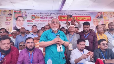 টেকনাফ পৌরসভার বাসস্টেশনে যুবদলের ৪৮তম প্রতিষ্ঠাবার্ষিকীর অনুষ্ঠানে বক্তব্য দেন সরকারদলীয় সংসদ সদস্য শাহজাহান চৌধুরী
