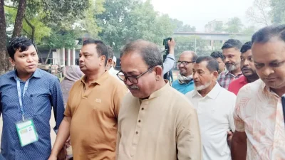 ঠাকুরগাঁও সরকারি বালিকা উচ্চবিদ্যালয় কেন্দ্রে ভোট দিয়েছেন বিএনপির প্রার্থী মির্জা ফয়সল আমীন