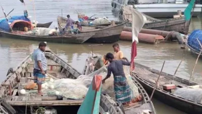 বরিশালের হিজলায় মেঘনা নদীতে মা ইলিশ রক্ষার অভিযানের সময় জেলেদের সঙ্গে নৌ-পুলিশের সংঘর্ষের ঘটনা ঘটেছে