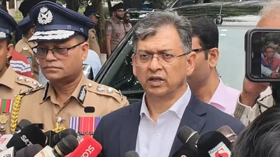 রাজশাহীতে সাংবাদিকদের সঙ্গে কথা বলেন স্বরাষ্ট্রমন্ত্রী