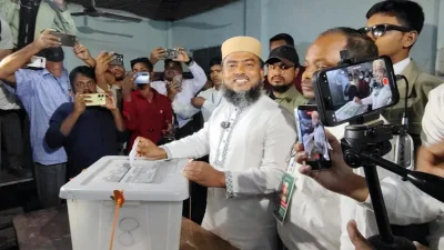 ভোট দিলেন জামায়াতে ইসলামীর প্রার্থী দেলাওয়ার হোসেন