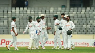 শের-ই বাংলা জাতীয় ক্রিকেট স্টেডিয়ামে বোলারদের দাপটেই শেষ হয়েছে তৃতীয় দিনের খেলা