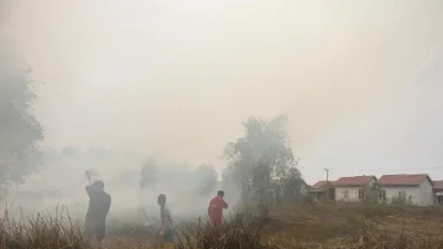 ইন্দোনেশিয়ায় বন ও ভূমিতে দাবানলের কারণে বায়ুদূষণ পরিস্থিতি মারাত্মক অবনতি ঘটেছে। ছবি: আল জাজিরা