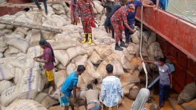 কীর্তনখোলায় কোস্ট গার্ডের ধাক্কায় ক্ষতিগ্রস্ত গমবোঝাই কার্গো।