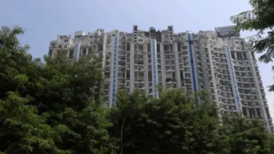 ২৩ তলার ফ্ল্যাটের বারান্দা থেকে পড়ে বাবা ও তার ১১ বছর বয়সী ছেলের মৃত্যু হয়েছে। প্রতীকী ছবি