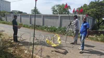 ১৪৪ ধারা জারির পর সড়কে ব্যারিকেড দিয়ে চলাচল নিয়ন্ত্রণ করা হচ্ছে।
