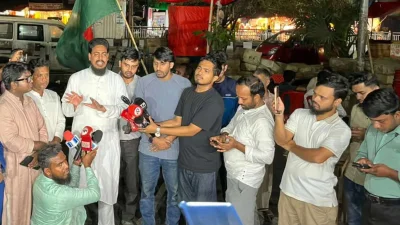 সাংবাদিকদের সঙ্গে কথা বলছেন এনসিপির সদস্য সচিব আখতার হোসেন (ফাইল ছবি)