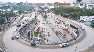 তিনি দুপুরে বাসায় যাওয়ার জন্য রামপুরা ব্রিজে একটি বাস থেকে নামেন। ফাইল ছবি