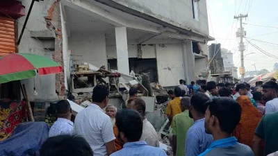 বিস্ফোরণের পর ঘটনাস্থলে ভিড় করেন স্থানীয় লোকজন।