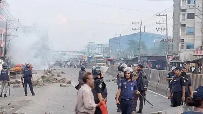 গাজীপুরে পুলিশের সঙ্গে শ্রমিকদের সংঘর্ষ