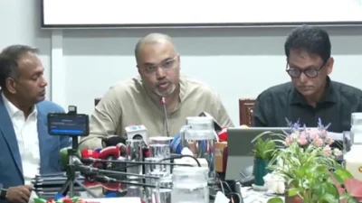 সংবাদ সম্মেলনে বক্তব্য রাখছেন প্রধানমন্ত্রীর শিক্ষা এবং প্রাথমিক ও গণশিক্ষা উপদেষ্টা মাহ্দী আমিন