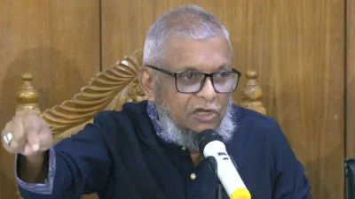 সাংবাদিকদের ব্রিফ করেন শ্রম ও কর্মসংস্থান মন্ত্রী আরিফুল হক চৌধুরী